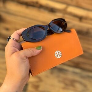 TORY BURCH | Cat Eye Sunglasses W/ Case